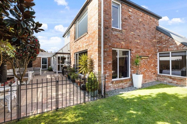 Photo of property in 2/195 Memorial Avenue, Burnside, Christchurch, 8053