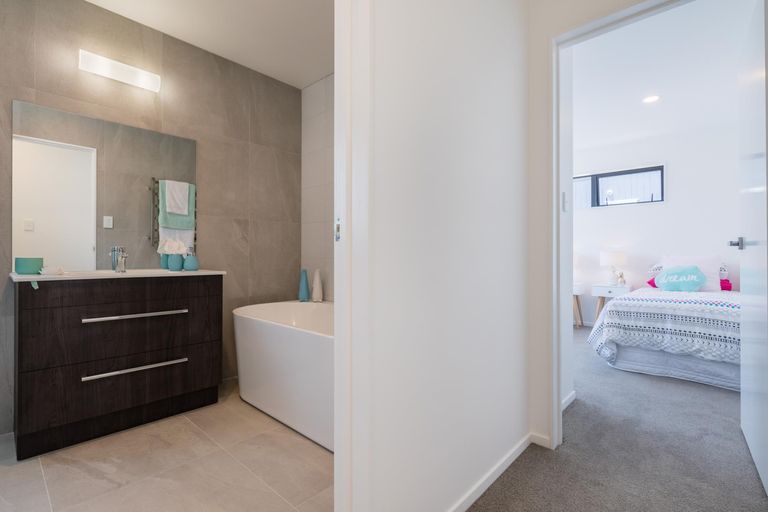 Photo of property in 72 Craigs Way, Hobsonville, Auckland, 0616