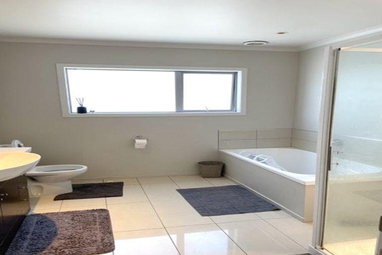 Photo of property in 40 Te Puia Drive, Aotea, Porirua, 5024