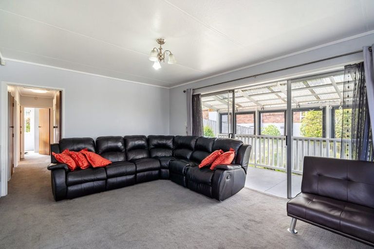 Photo of property in 52 Ayton Drive, Totara Vale, Auckland, 0629