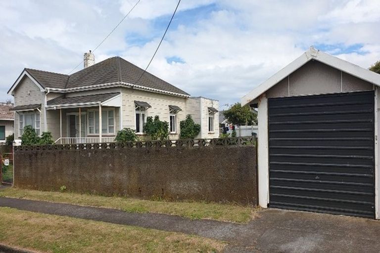Photo of property in 6 Lincoln Street, Patea, 4520