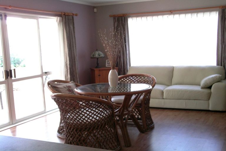 Photo of property in 3 Taroka Close, Pinehill, Auckland, 0632