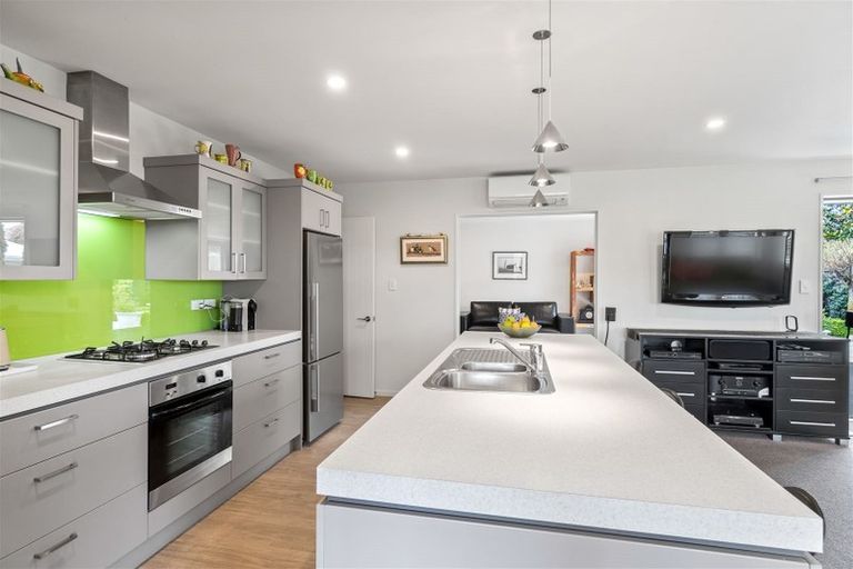 Photo of property in 96 Willowview Drive, Redwood, Christchurch, 8051