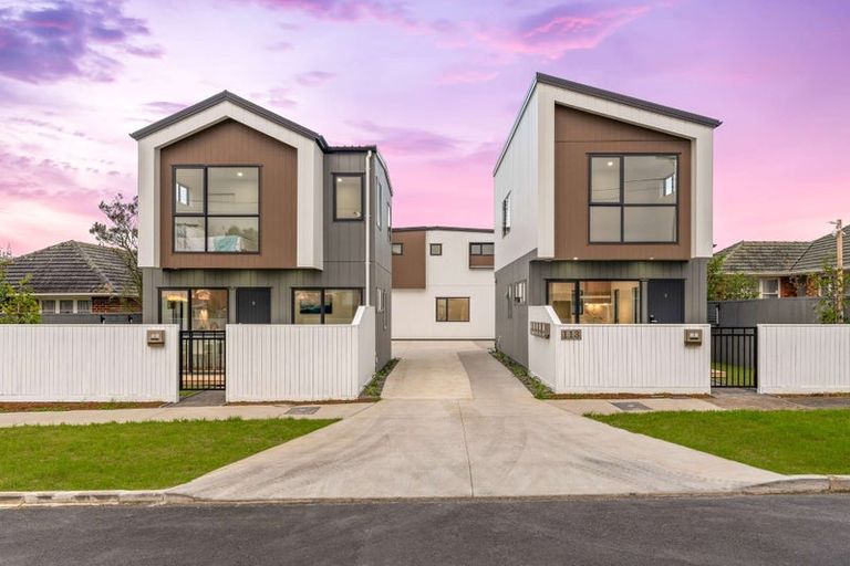 Photo of property in 2/113 Flanshaw Road, Te Atatu South, Auckland, 0610