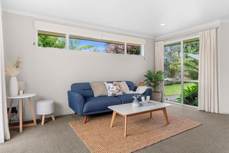 Photo of property in 11 Miami Place, One Tree Point, 0118