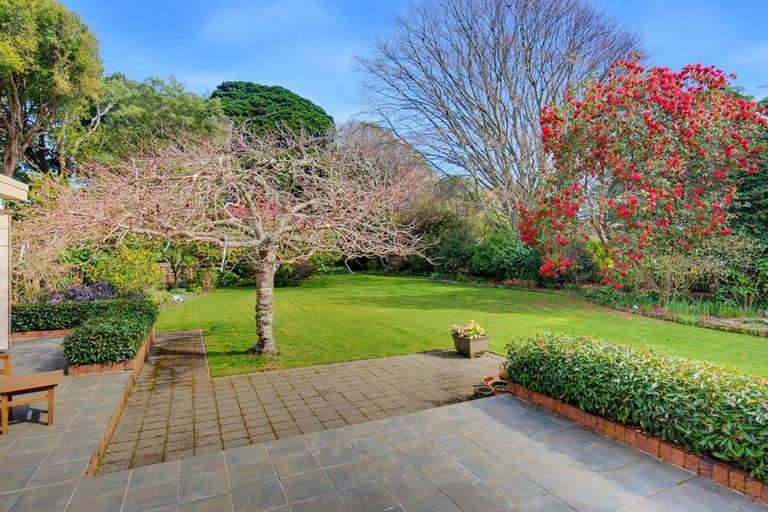 Photo of property in 10 Karaka Grove, Waikanae, 5036