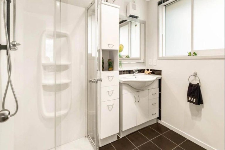 Photo of property in 12 Quo Vadis Place, Red Beach, 0932