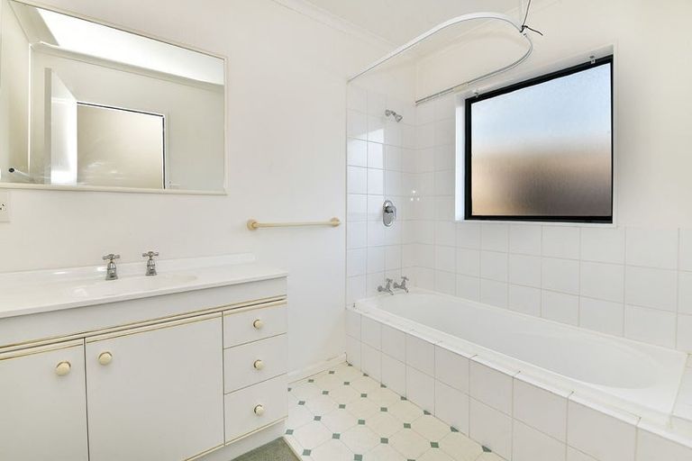 Photo of property in 1/20 Greta Place, Stanmore Bay, Whangaparaoa, 0932