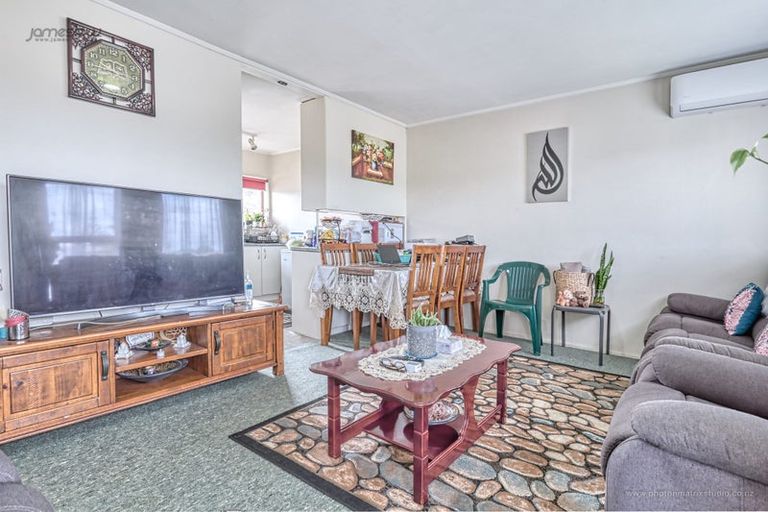 Photo of property in 2/75 Sabulite Road, Kelston, Auckland, 0602