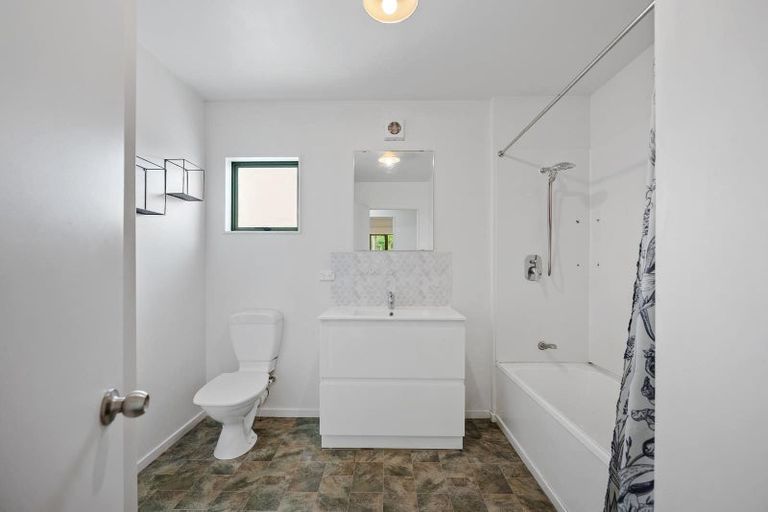 Photo of property in 121b Sunnyside Road, Sunnyvale, Auckland, 0612