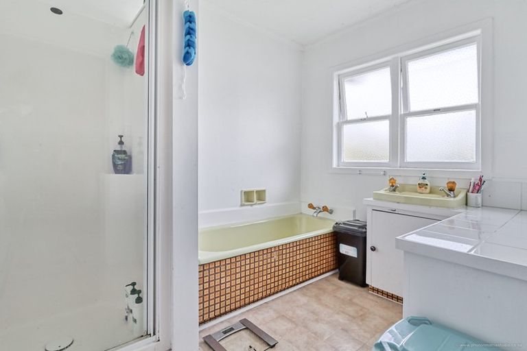 Photo of property in 22 Kingdale Road, Henderson, Auckland, 0610