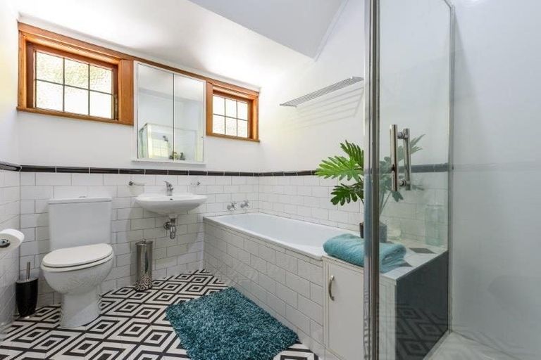 Photo of property in 17 Saint Michaels Crescent, Kelburn, Wellington, 6012