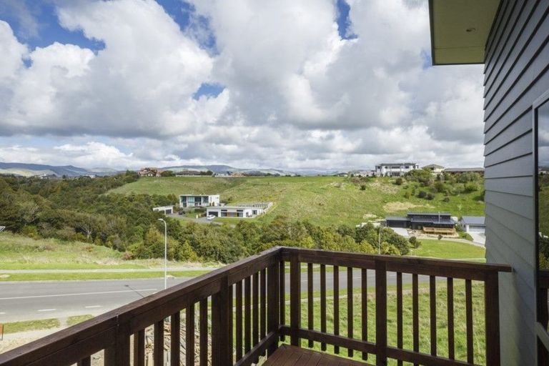Photo of property in 3 Vaucluse Heights, Fitzherbert, Palmerston North, 4410