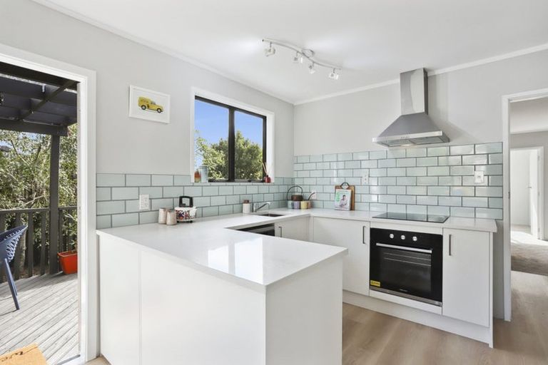 Photo of property in 15 Panzic Place, Glen Eden, Auckland, 0602