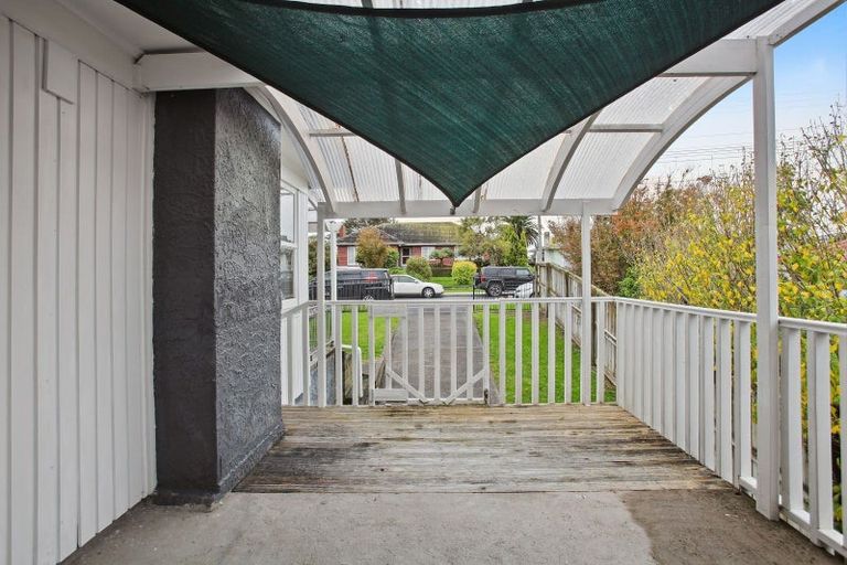 Photo of property in 16 Sylvan Crescent, Te Atatu South, Auckland, 0610