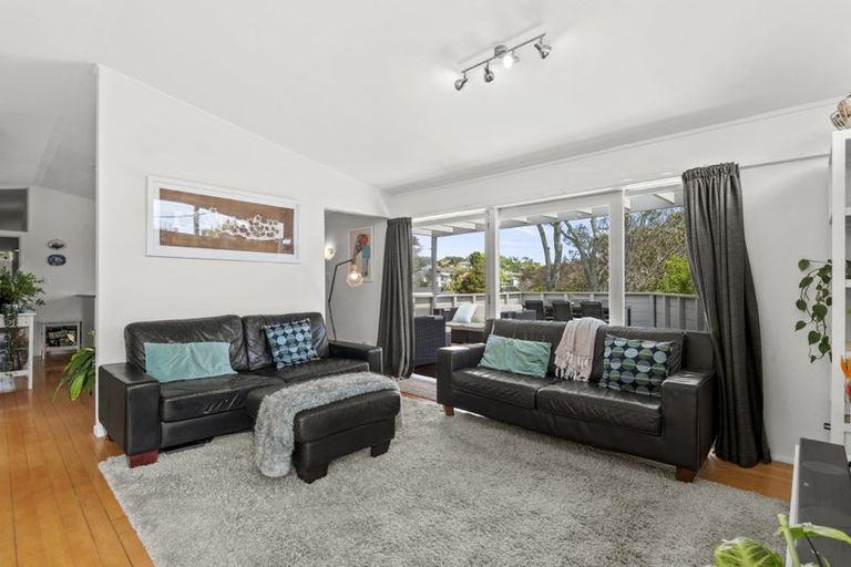 Photo of property in 2 Lyons Avenue, Murrays Bay, Auckland, 0630