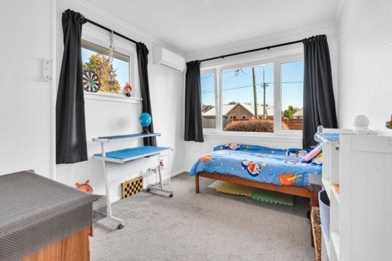 Photo of property in 136 Avonhead Road, Avonhead, Christchurch, 8042