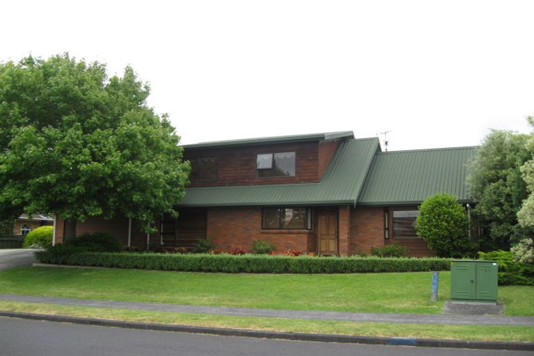 Photo of property in 2 Cumbrian Place, Conifer Grove, Takanini, 2112