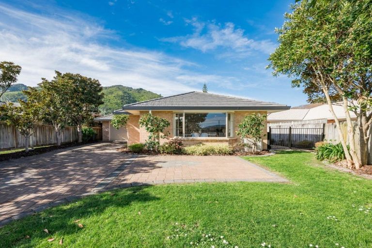Photo of property in 17 Balmerino Grove, Waikanae, 5036