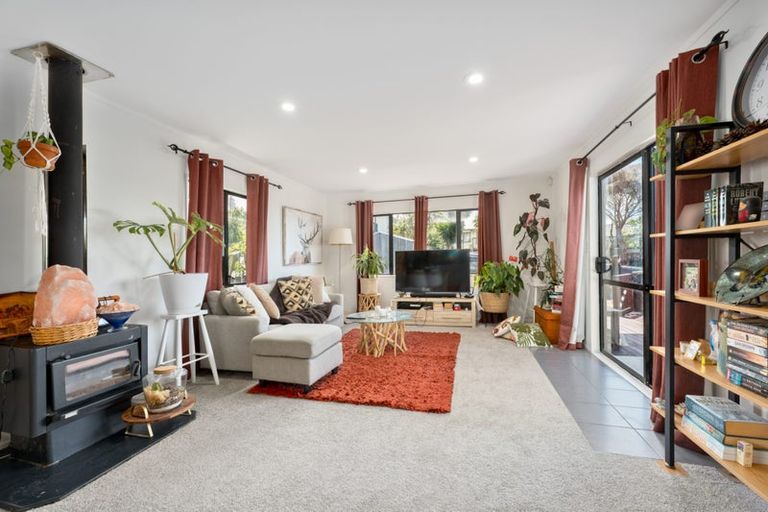 Photo of property in 3 Loughanure Place, Massey, Auckland, 0614