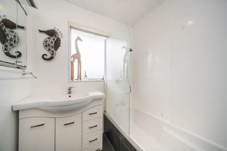 Photo of property in 18 Cumberland Place, Kelvin Grove, Palmerston North, 4414