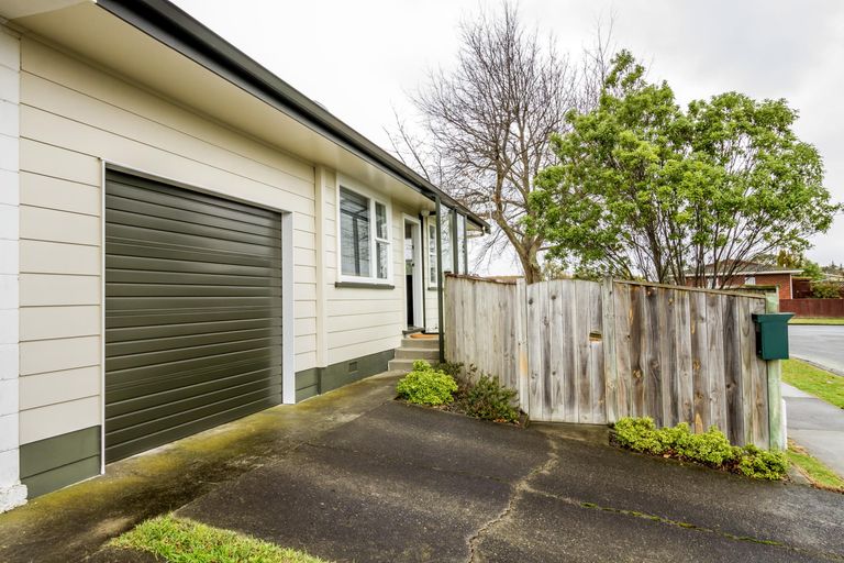 Photo of property in 2 Lockhart Avenue, Milson, Palmerston North, 4414