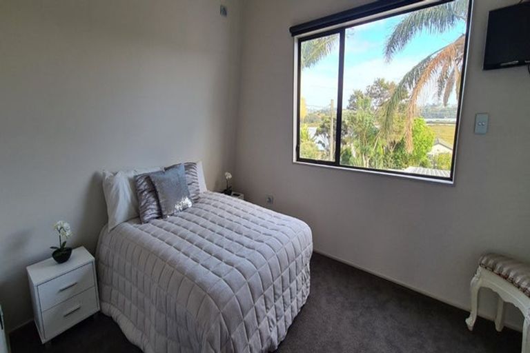 Photo of property in 3 The Terrace, Herald Island, Auckland, 0618
