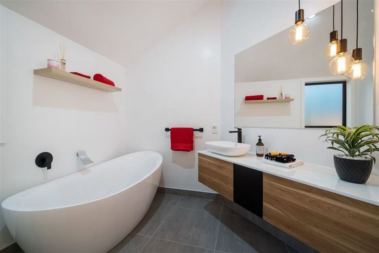 Photo of property in 5 Ti Tree Lane, Stanmore Bay, Whangaparaoa, 0932