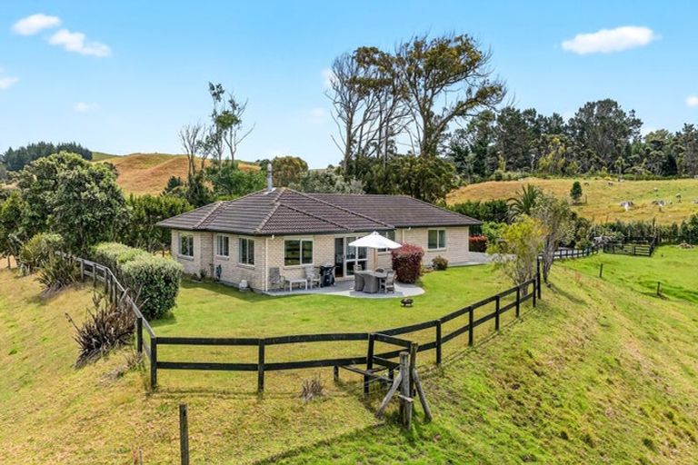 Photo of property in 1014 South Head Road, South Head, Helensville, 0874
