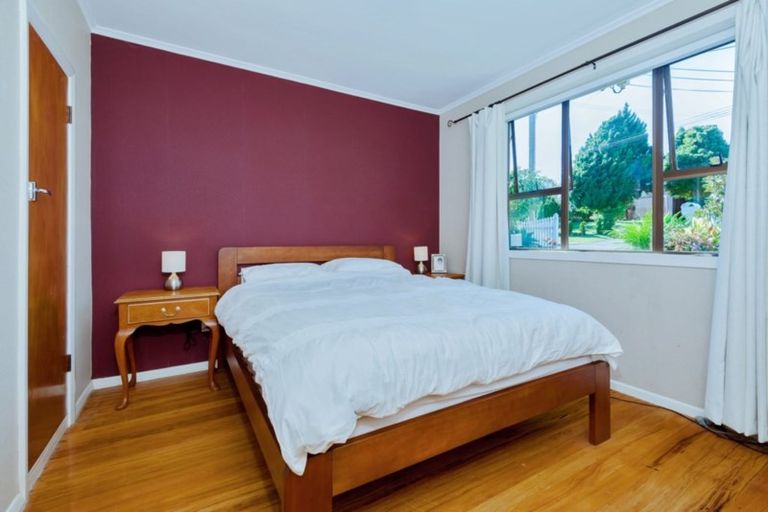 Photo of property in 7 Springside Place, New Lynn, Auckland, 0600