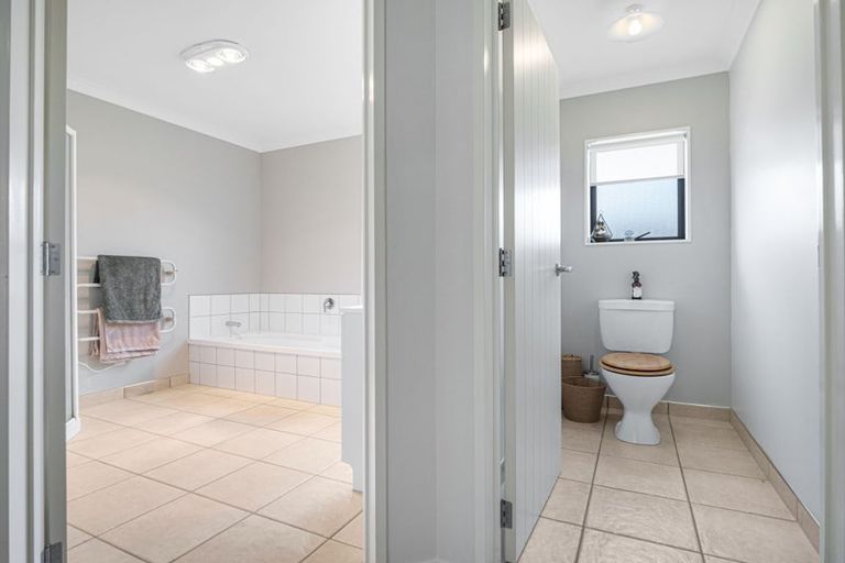 Photo of property in 2 Four Oaks Place, Pukekohe, 2120