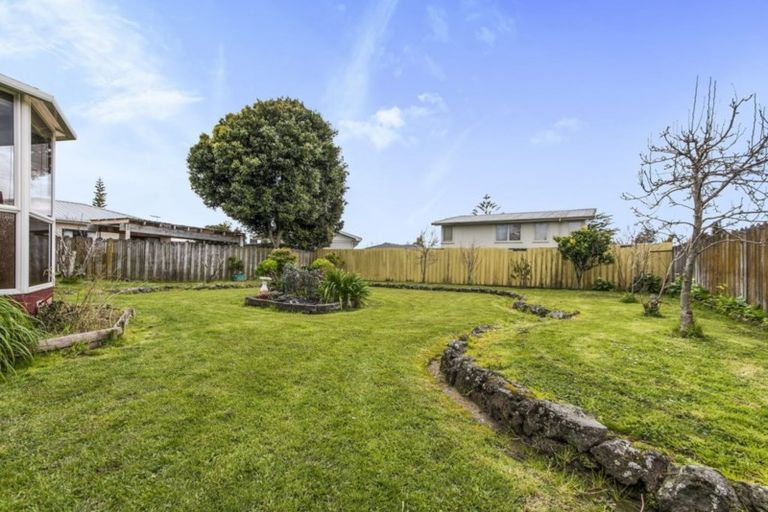 Photo of property in 17 Edgewater Drive, Pakuranga, Auckland, 2010