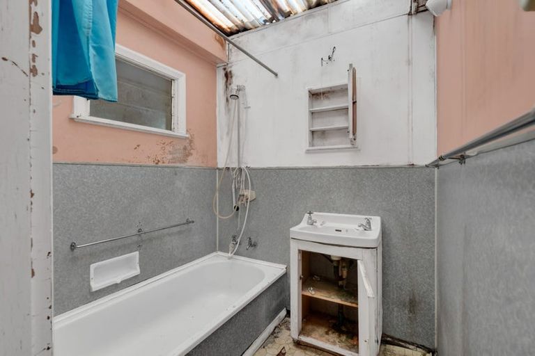 Photo of property in 86 Pioneer Road, Moturoa, New Plymouth, 4310