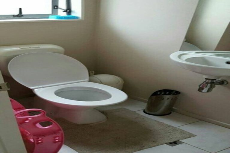 Photo of property in 24/3 Hulme Place, Henderson, Auckland, 0612