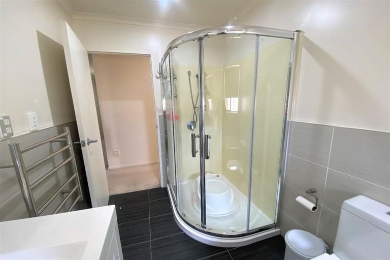 Photo of property in 106a Simpson Road, Henderson Valley, Auckland, 0614