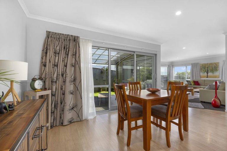 Photo of property in 6 Grace Cove, Aotea, Porirua, 5024