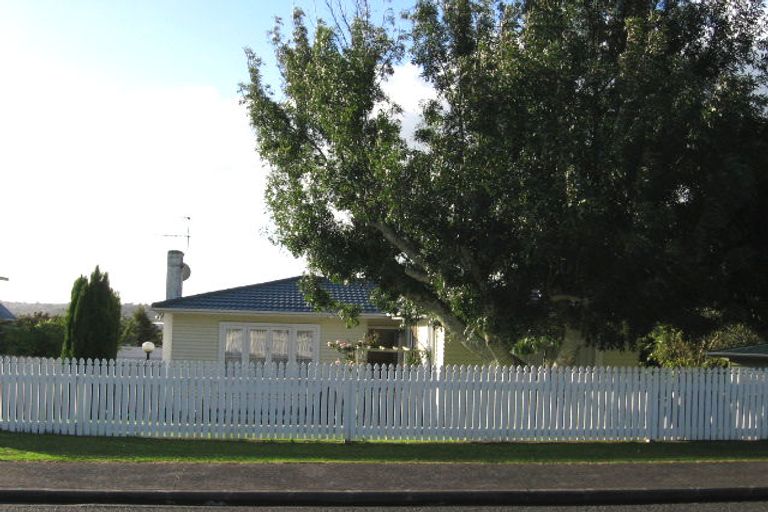 Photo of property in 82 Sylvan Crescent, Te Atatu South, Auckland, 0610