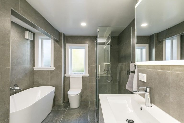 Photo of property in 22 Fairview Crescent, Kelburn, Wellington, 6012