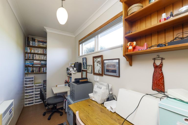 Photo of property in 38 Winston Avenue, Hokowhitu, Palmerston North, 4410