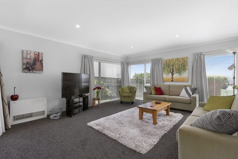 Photo of property in 6 Grace Cove, Aotea, Porirua, 5024