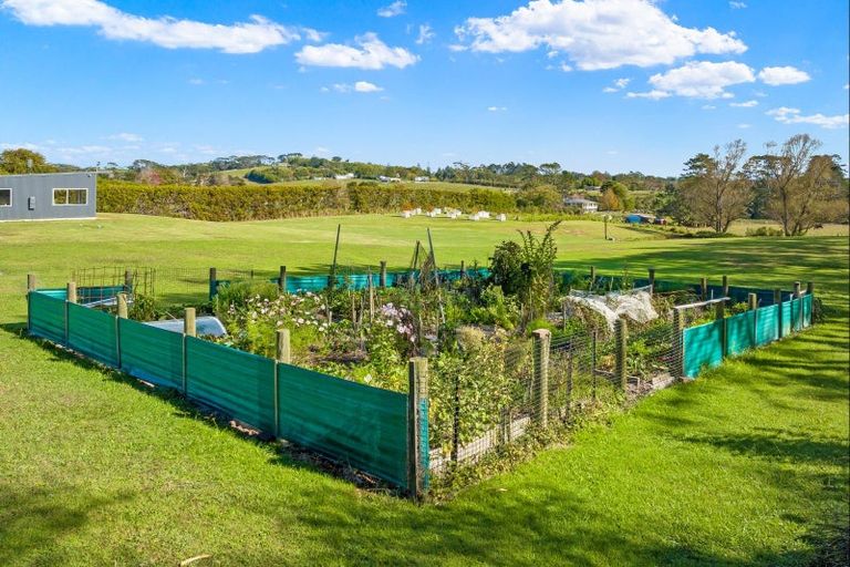 Photo of property in 4 Hanham Road, Kumeu, 0891