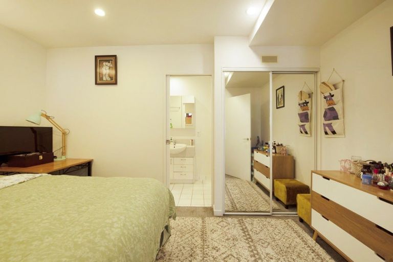 Photo of property in Terrace Heights Apartments, 5b/163 The Terrace, Wellington Central, Wellington, 6011