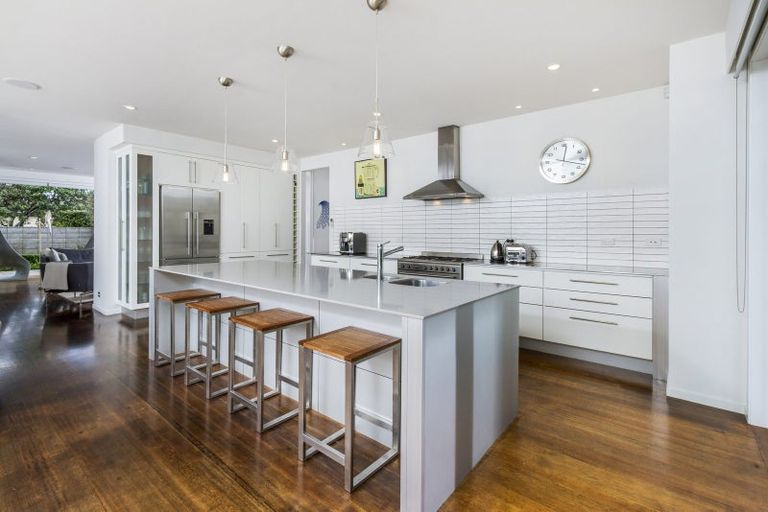 Photo of property in 28 Muritai Road, Milford, Auckland, 0620