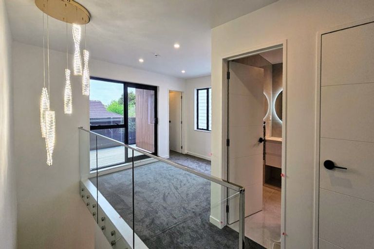 Photo of property in 7b Lewisham Street, Highland Park, Auckland, 2010