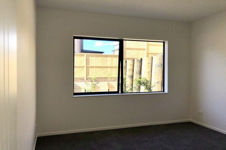 Photo of property in 26 Roxborough Place, East Tamaki Heights, Auckland, 2016