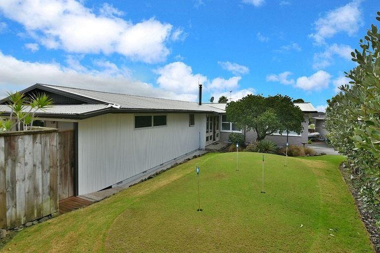 Photo of property in 12 Tawhana Crescent, Red Beach, 0932