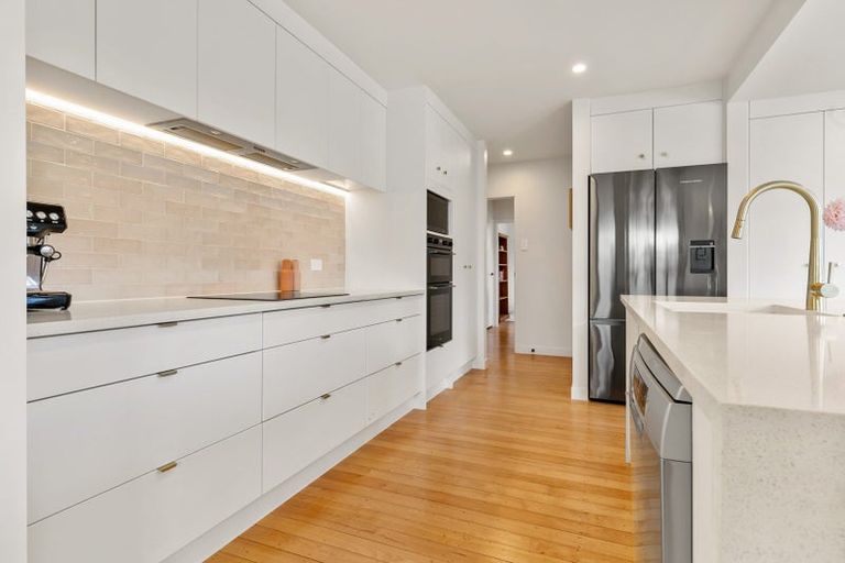 Photo of property in 28 Kingdale Road, Henderson, Auckland, 0610