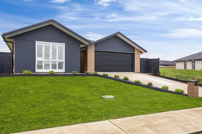 Photo of property in 8 Tahuna Minhinnick Drive, Glenbrook, Waiuku, 2681