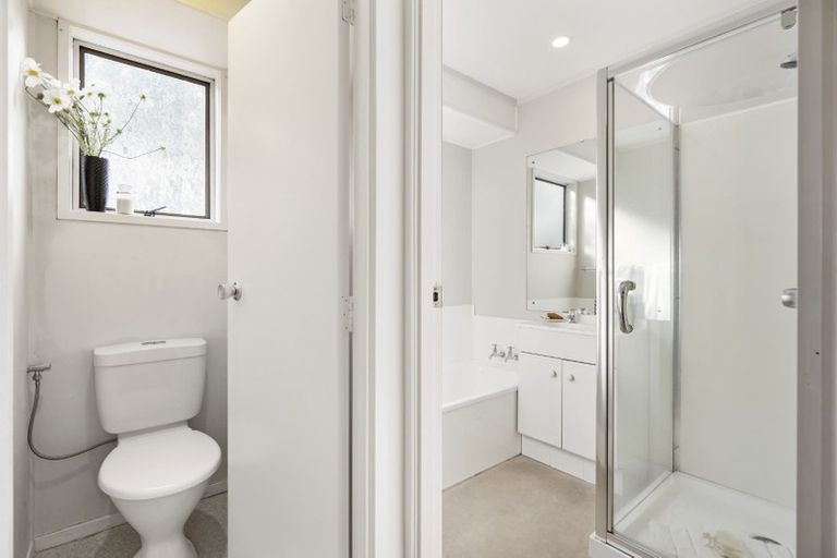 Photo of property in 9 Pavola Grove, Glenfield, Auckland, 0629