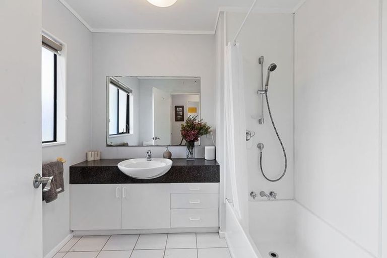 Photo of property in 73 Trias Road, Totara Vale, Auckland, 0629